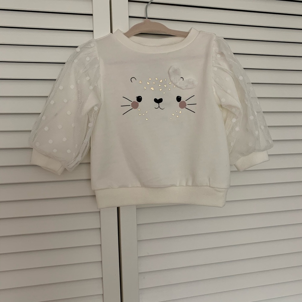 Sweatshirt with lace details on a sleeves